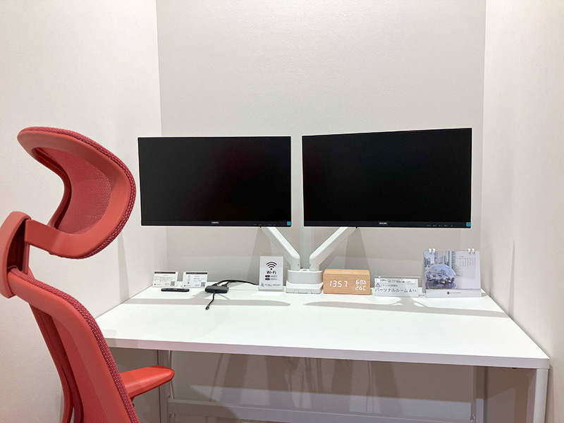 福岡市大名・天神のコワーキングスペースDESIGNITE デュアルモニターの個室