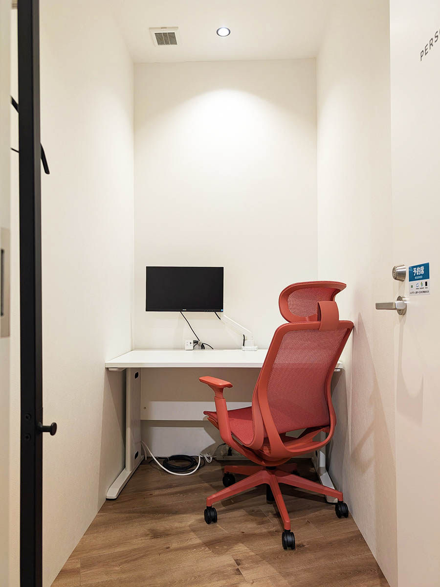 パーソナルルームD（シングルモニター個室D）
